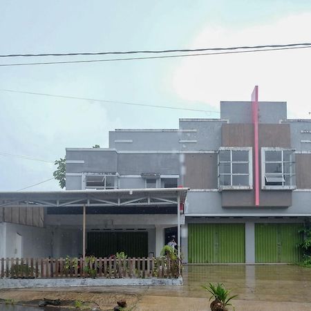 Reddoorz At Lapangan Bandara Sam Ratulangi Manado Hotel Buitenkant foto
