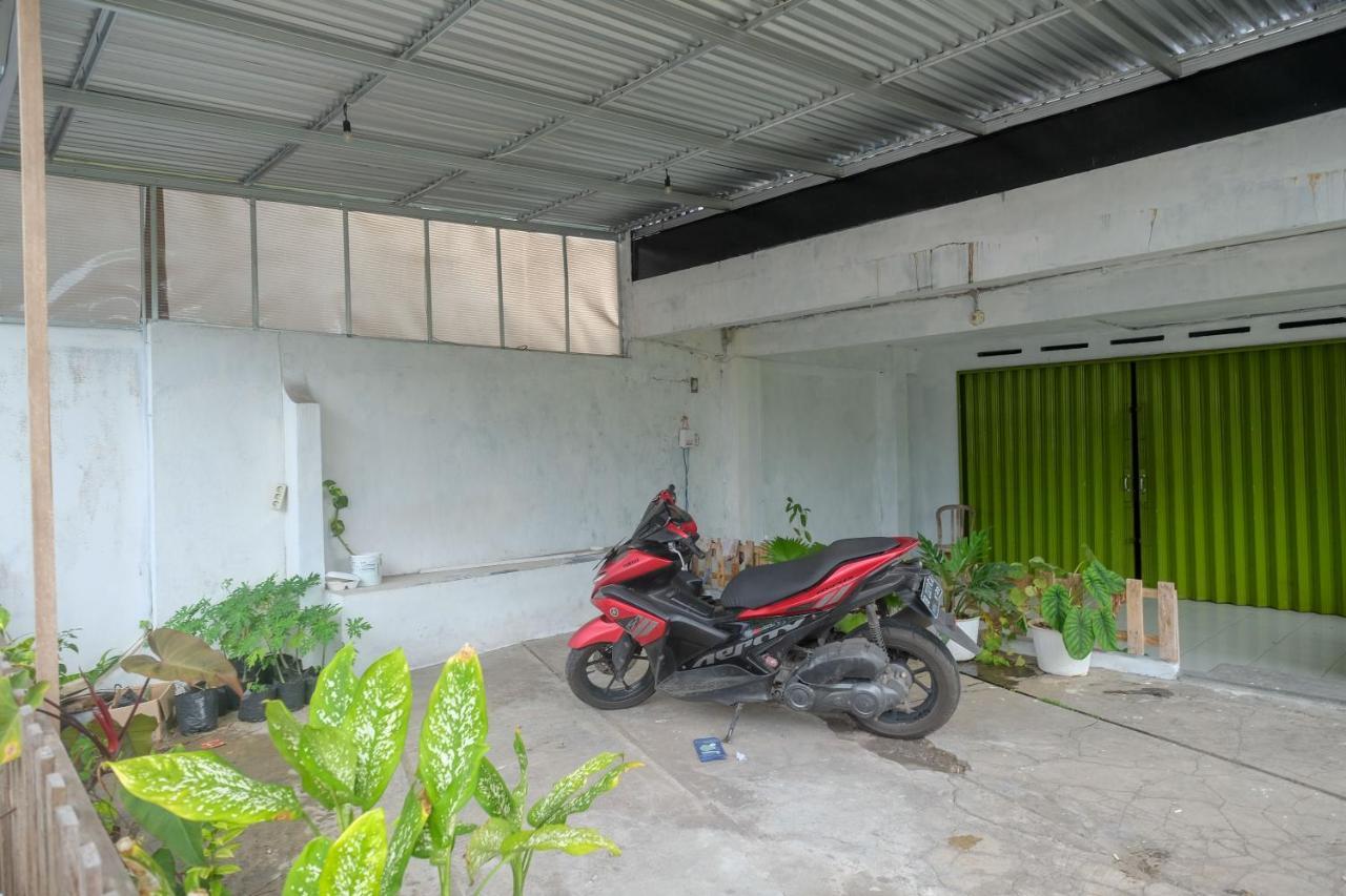 Reddoorz At Lapangan Bandara Sam Ratulangi Manado Hotel Buitenkant foto