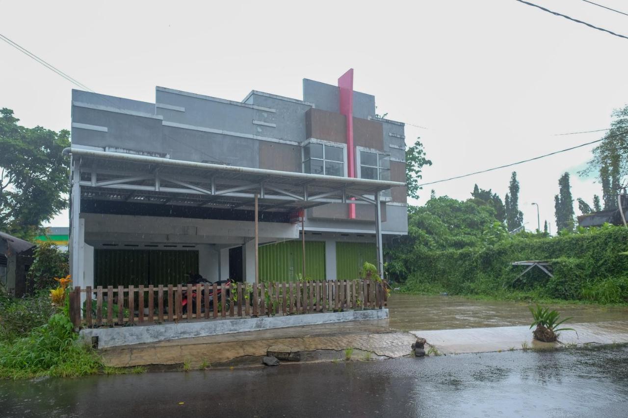 Reddoorz At Lapangan Bandara Sam Ratulangi Manado Hotel Buitenkant foto