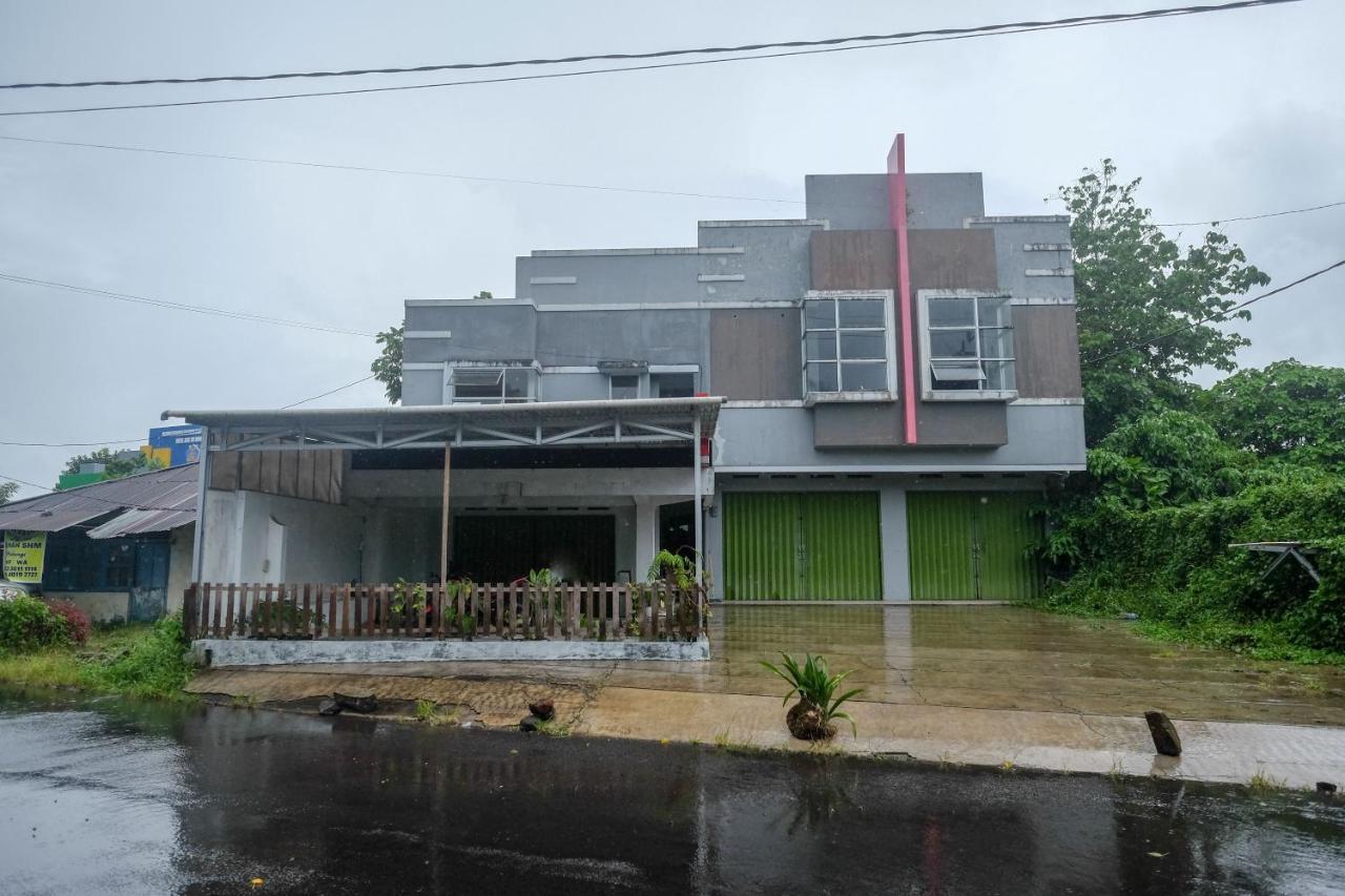 Reddoorz At Lapangan Bandara Sam Ratulangi Manado Hotel Buitenkant foto